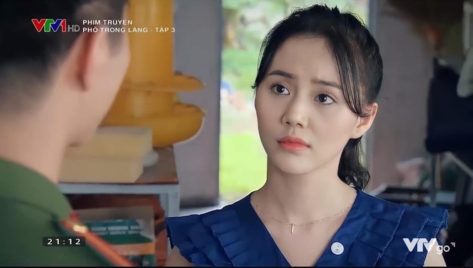 Cận cảnh nhan sắc của cô gái bán quạt Hải (Minh Thu) khiến anh công an xã si mê trong phim “Phố trong làng“. Ảnh chụp màn hình