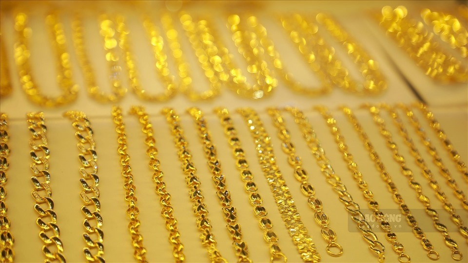 Giá vàng thế giới hiện đang được niêm yết trên Kitco ở ngưỡng 1.854,2 USD/oz. Vàng miếng SJC trong nước đang có giá  60,80 triệu - 61,55 triệu đồng/lượng (mua vào - bán ra). Ảnh: Phan Anh