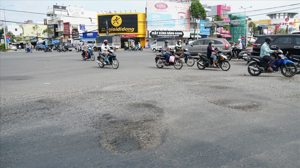 Ghi nhận của phóng viên Lao Động, nhiều tuyến đường lớn ở trung tâm của TP.Cần Thơ như Nguyễn Văn Cừ, Nguyễn Văn Linh, 30/4,….bị bong tróc ảnh hưởng nghiêm trọng đến việc đi lại của người dân.