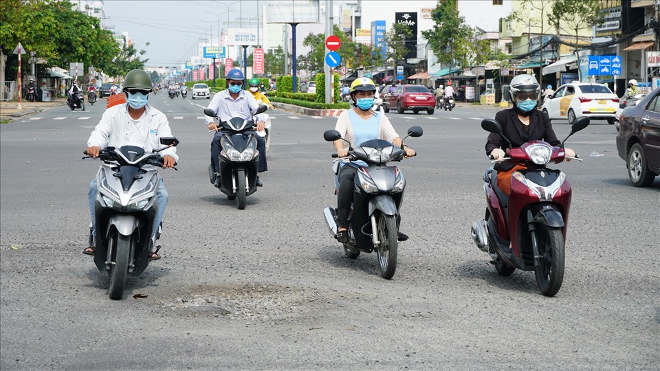 Chị Nguyễn Phan Quỳnh Anh (26 tuổi, quận Bình Thủy) thường xuyên đi làm qua tuyến đường này chia sẻ: những ổ gà này đã xuất hiện từ khá lâu rồi nhưng chưa thấy xử lý và đây lại là tuyến đường huyết mạch, hằng ngày có hàng nghìn lượt xe qua lại. “Việc này cần sự vào cuộc của các cơ quan chức năng để người dân đi lại thuận tiện hơn cũng như xứng với cái tên thành phố của Trung ương”, chị Phương nói.