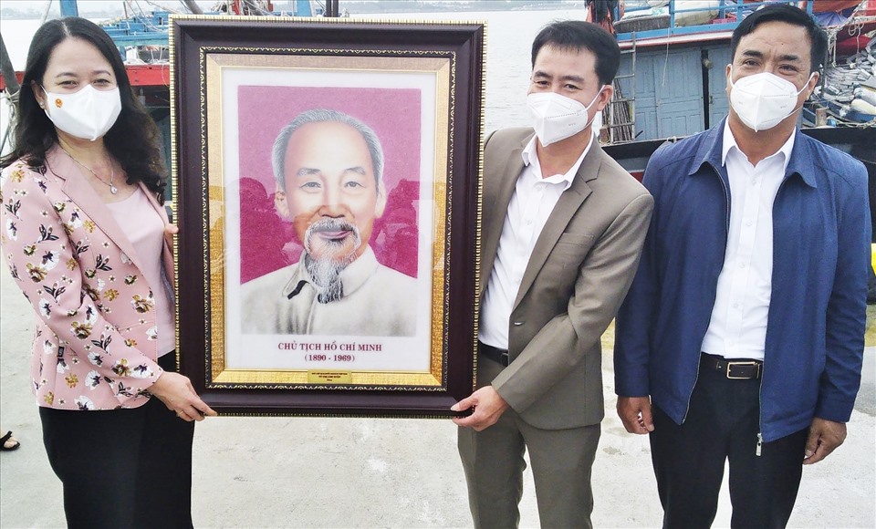 Phó Chủ tịch nước Võ Thị Ánh Xuân tặng quà cho cán bộ, nhân dân phường Quảng Phúc. Ảnh: CTV