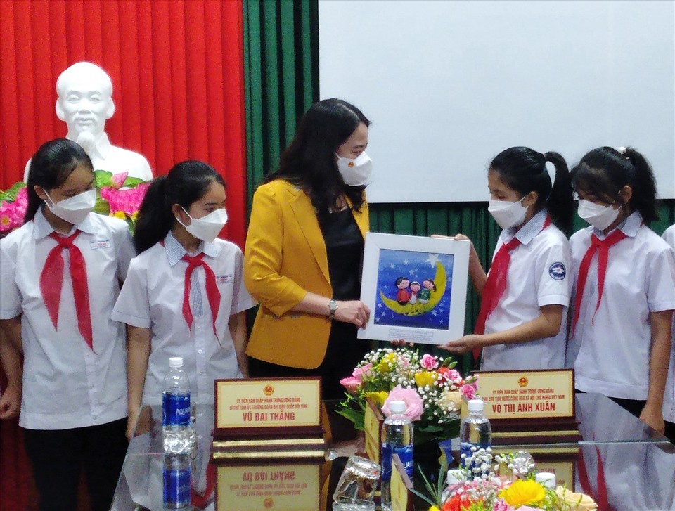 Phó Chủ tịch nước Võ Thị Ánh Xuân tặng quà cho học sinh trường SOS Đồng Hới. Ảnh: CTV