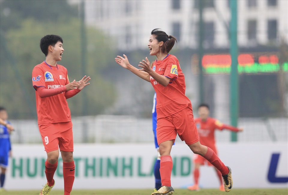 Phút 27 của trận đấu, Hoàng Quỳnh có pha dứt điểm đẳng cấp sát vòng cấm địa, thủ môn Khánh Linh nỗ lực cản phá nhưng Đinh Thị Duyên đã có mặt mà đẹm bóng cận thành ghi bàn mở tỉ số cho Phong Phú Hà Nam.