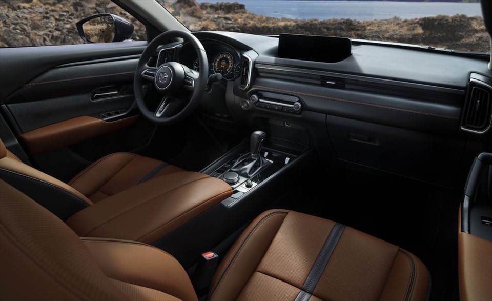 Thiết kế nội thất hàng ghế phía trước của Mazda CX-50. (Nguồn: Mazda)