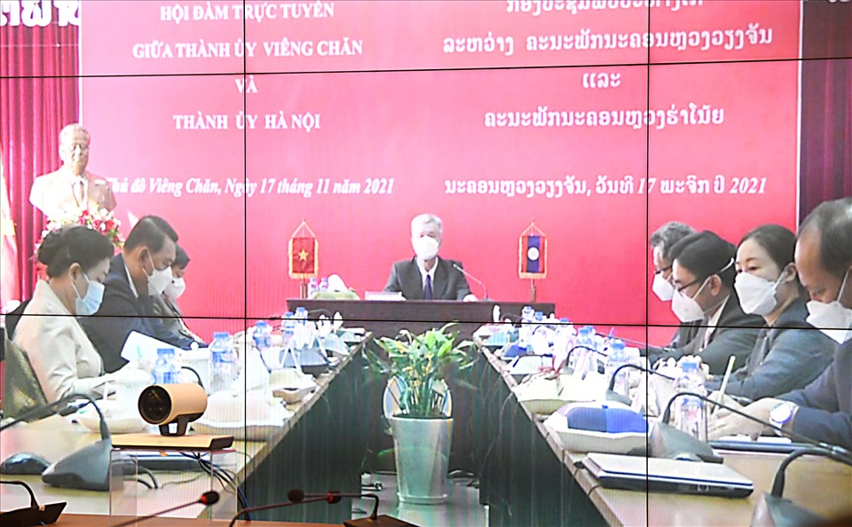 Quang cảnh hội đàm tại điểm cầu Thành ủy Viêng Chăn.