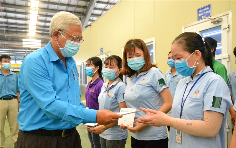 Chủ tịch LĐLĐ tỉnh An Giang Nguyễn Thiện Phú trao hỗ trợ cho người lao động bị ảnh hưởng dịch COVID-19 tại Công ty TNHH An Giang Samhoo. Ảnh: LT