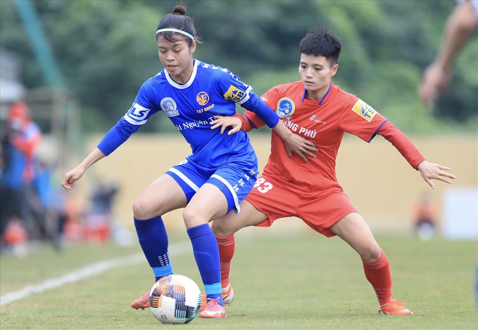 Đội nữ Thái Nguyên (áo xanh) ngược dòng thắng Phong Phú Hà Nam 3-1 tại vòng 2 Giải nữ vô địch quốc gia. Ảnh: Hoài Thu.
