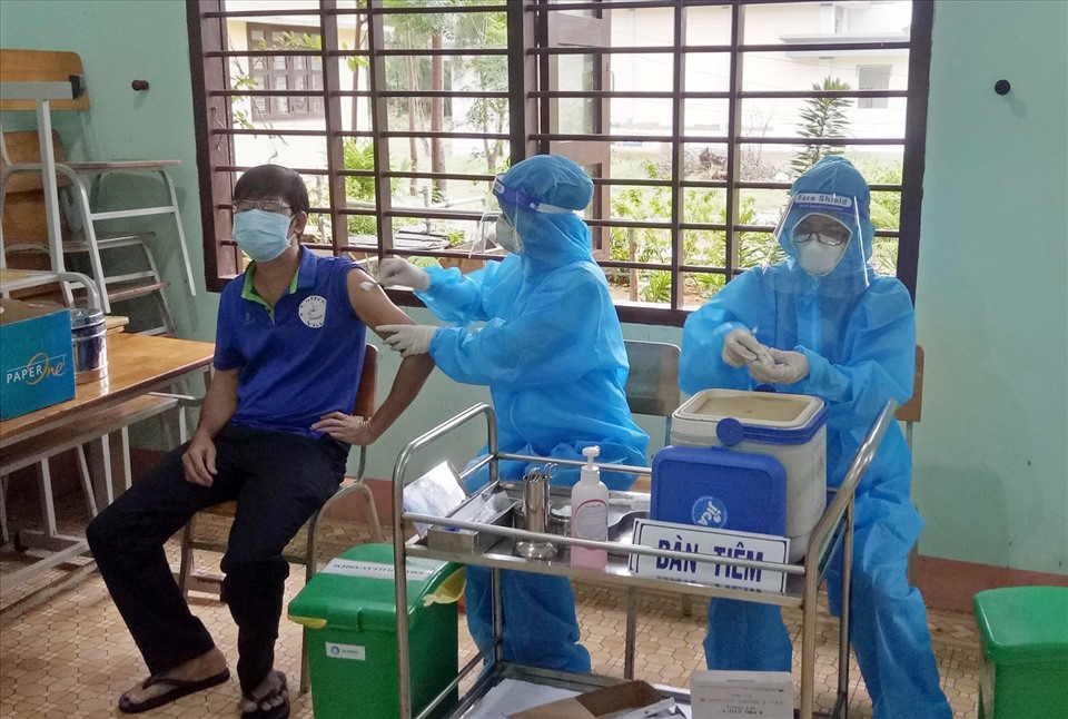Tiêm vaccine tại huyện đảo Phú Quý. Ảnh: PT
