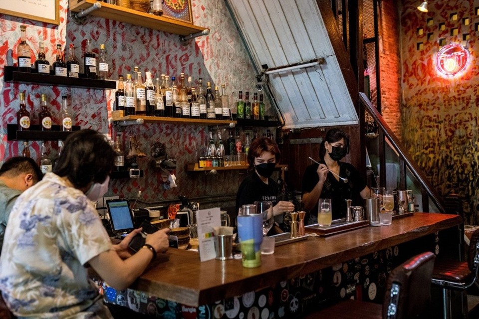 Quán bar tại thành phố Bangjkok, Thái Lan. Ảnh: AFP