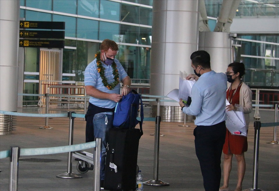 Những khách du lịch quốc tế đầu tiên đã đặt chân xuống Đà Nẵng chiều 17.11, nhưng đều đi Quảng Nam. Ảnh: TC