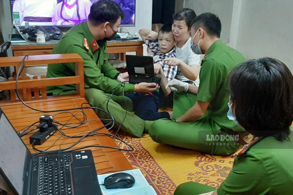 Trước đó, công an quận Long Biên đã đến trực tiếp tại các hộ gia đình trên địa bàn quận để cấp hơn 1.000 thẻ căn cước công dân gắn chíp cho các công dân gặp vấn đề về sức khỏe.