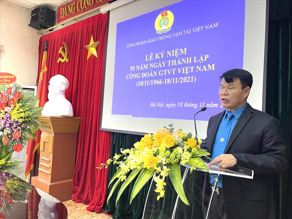 Ông Đỗ Nga Việt - Chủ tịch Công đoàn GTVT Việt Nam phát biểu tại buổi lễ. Ảnh: Việt Lâm