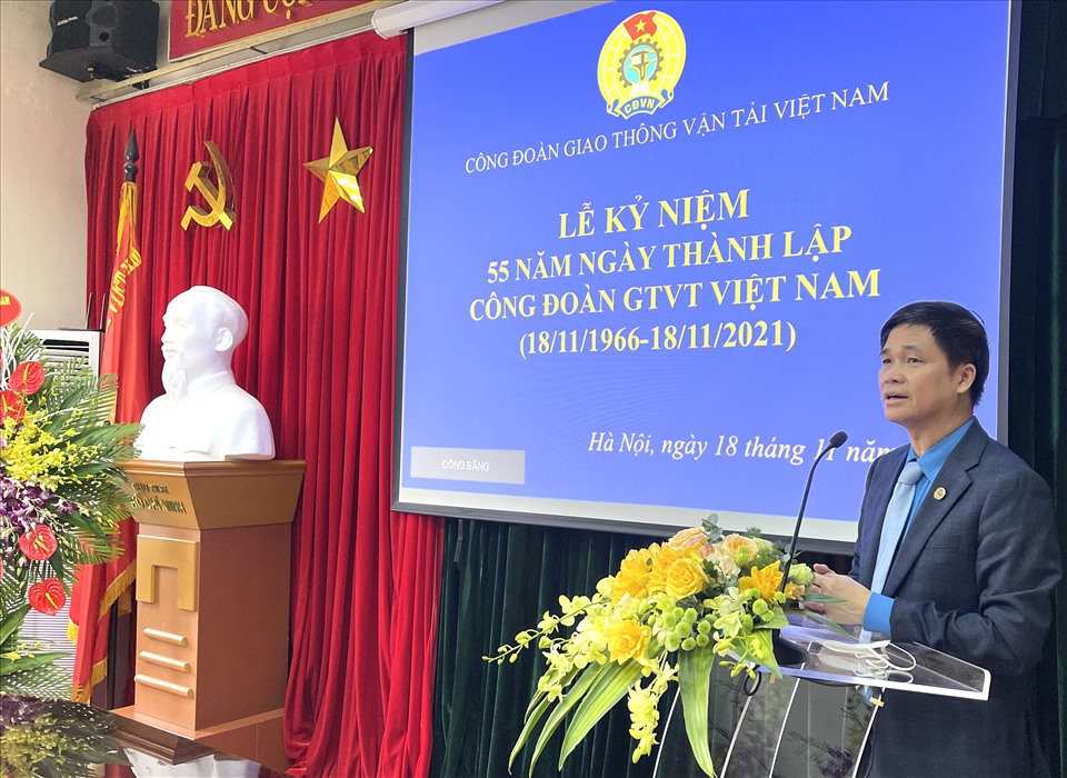 Phó Chủ tịch Tổng LĐLĐVN Ngọ Duy Hiểu phát biểu chỉ đạo tại buổi lễ. Ảnh: Việt Lâm