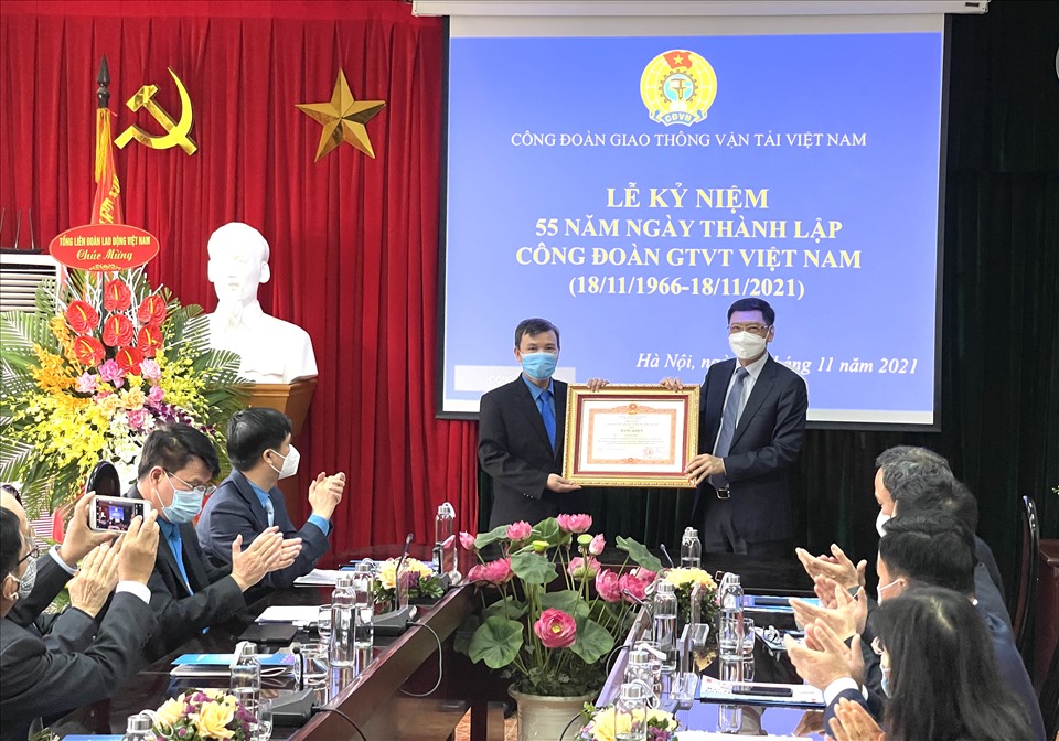 Phó Chủ tịch Công đoàn Giao thông Vận tải Việt Nam Lê Ngọc Minh (bên trái) nhận Bằng khen của Thủ tướng Chính phủ. Ảnh: Việt Lâm