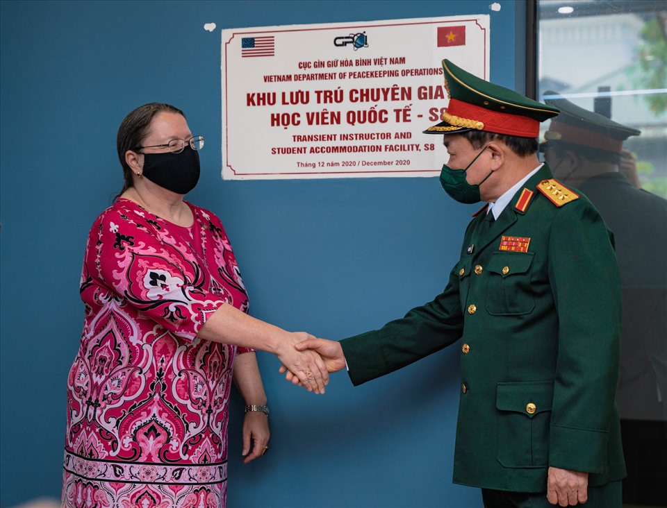 Thượng tướng Hoàng Xuân Chiến, Thứ trưởng Bộ Quốc phòng Việt Nam và Đại biện lâm thời Mỹ Marie Damour thăm cơ sở lưu trú mà Mỹ bàn giao cho Cục Gìn giữ Hòa bình Việt Nam. Ảnh: ĐSQ Mỹ