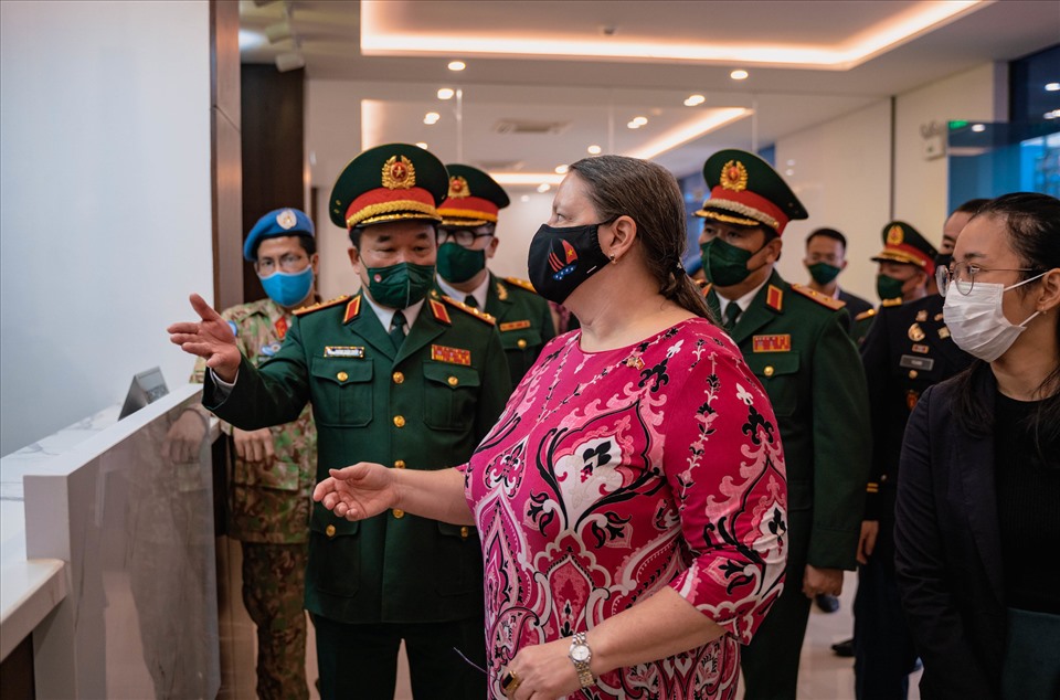 Thượng tướng Hoàng Xuân Chiến, Thứ trưởng Bộ Quốc phòng Việt Nam và Đại biện lâm thời Mỹ Marie Damour thăm cơ sở lưu trú mà Mỹ bàn giao cho Cục Gìn giữ Hòa bình Việt Nam. Ảnh: ĐSQ Mỹ