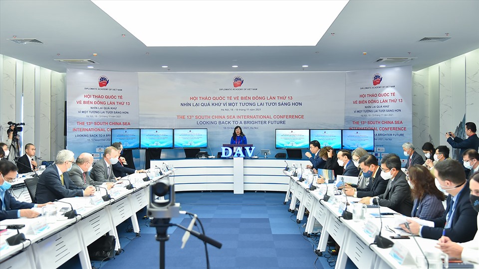 Hội thảo khoa học quốc tế về Biển Đông lần thứ 13 diễn ra theo hình thức kết hợp trực tiếp và trực tuyến. Ảnh: Bộ Ngoại giao