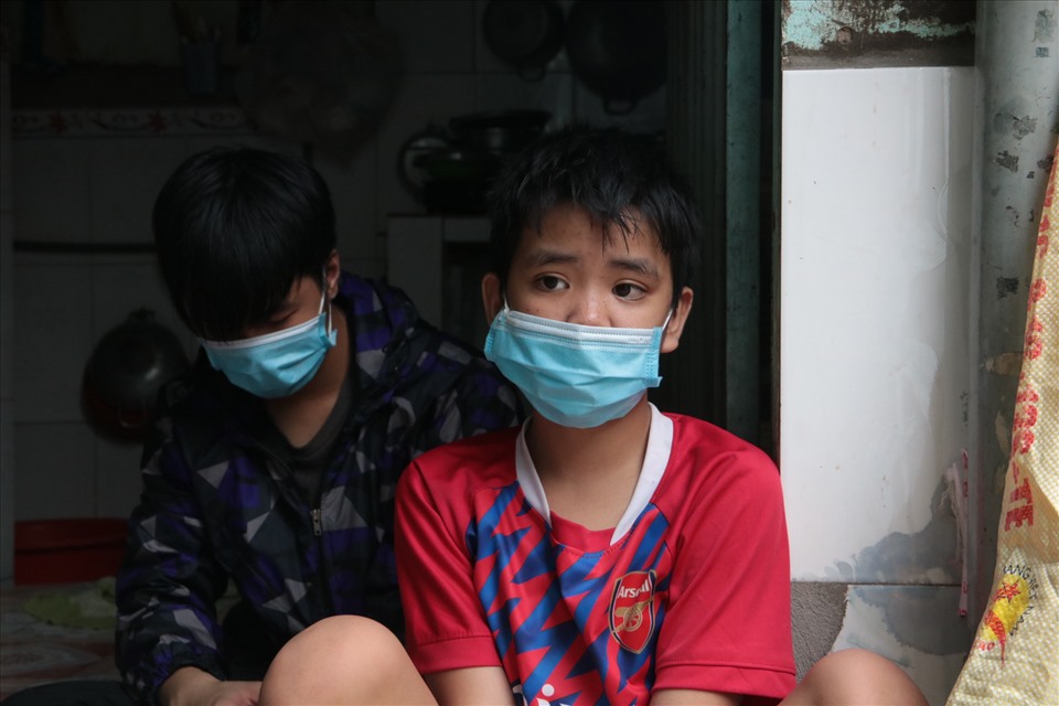 Em Nguyễn Kỳ Nam (10 tuổi, quê Sóc Trăng, bìa phải) và anh trai là Nguyễn Văn Hà (17 tuổi) ngồi buồn trước phòng trọ vì nỗi đau mẹ mất do COVID-19. Mẹ mất, không có người chăm lo, 2 anh em tự chăm lo cho nhau.