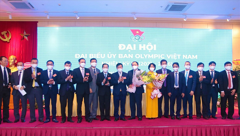 Các thành viên Ban chấp hành Ủy ban Olympic Việt Nam nhiệm kỳ VI (2021-2026). Ảnh: Bùi Lượng