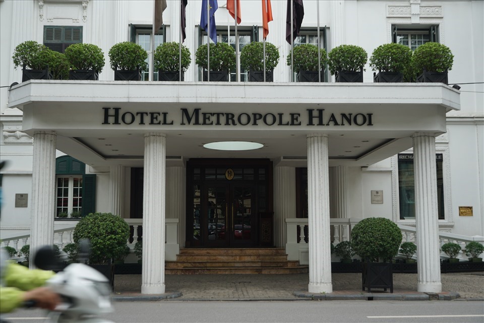 Cổng khách sạn Metropole.