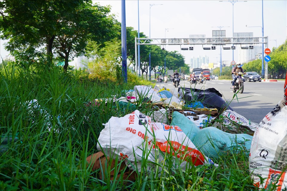 Ghi nhận của Lao Động trong ngày 18.11, tại nhiều quận, huyện ở TPHCM đang xuất hiện khá nhiều bãi rác tự phát. Trong hình là một bãi rác trên đương Võ Văn Kiệt (đoạn qua khu vực Quận 5).