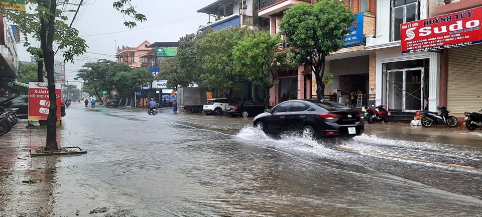 Thị trấn Kiến Giang ngập úng sau khi trời mưa. Ảnh: H.L