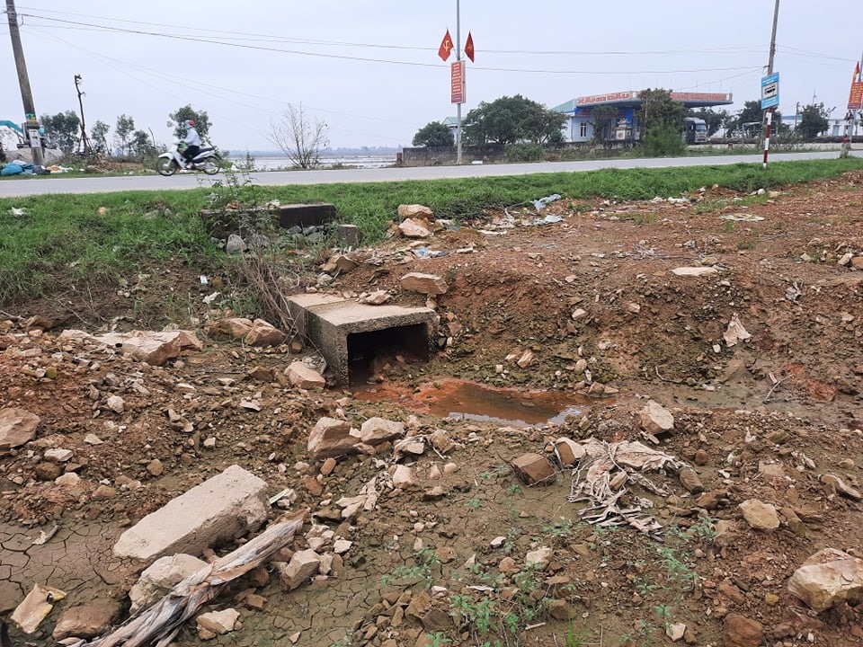 Cống thoát nước trong khu vực dự án công viên thị trấn Kiến Giang bị đất đá vùi lấp. Ảnh: H.L