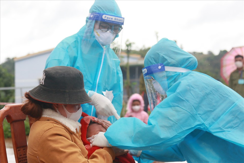 Lực lượng y tế huyện Krông Búk xét nghiệm cho người dân tại 1 ổ dịch COVID-19. Ảnh: Bảo Trung