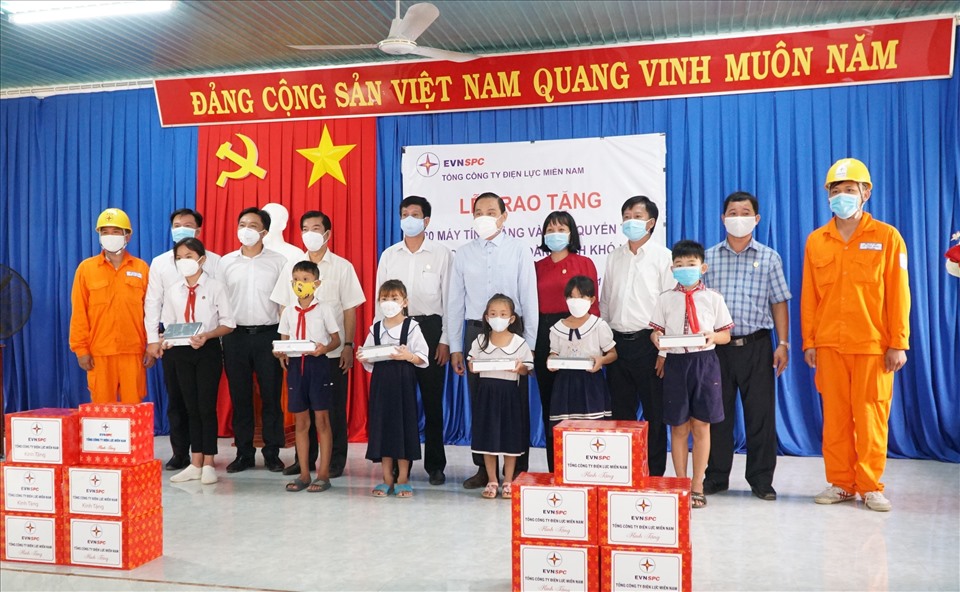 Đoàn công tác của EVNSPC trao tặng 20 máy tính bảng và 1.000 quyển tập cho các em học sinh có hoàn cảnh khó khăn tại xã Thạnh Tây, huyện Tân Biên. Ảnh: EVNSPC cung cấp