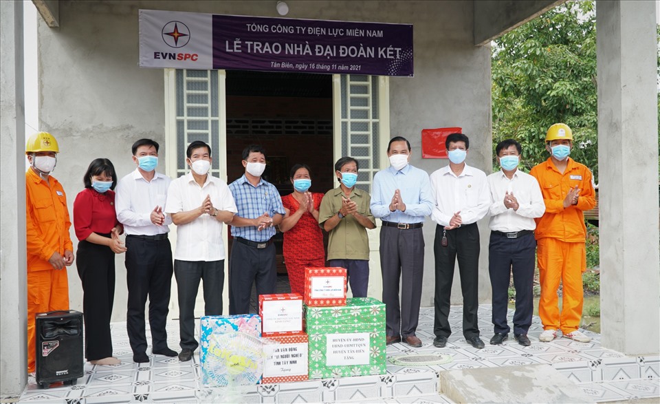 Đoàn công tác của EVNSPC tặng máy tính bảng và tập học sinh cho các em có hoàn cảnh khó khăn tại Trường THCS Phú Đông (huyện Tân Phú Đông, tỉnh Tiền Giang). Ảnh: EVNSPC cung cấp