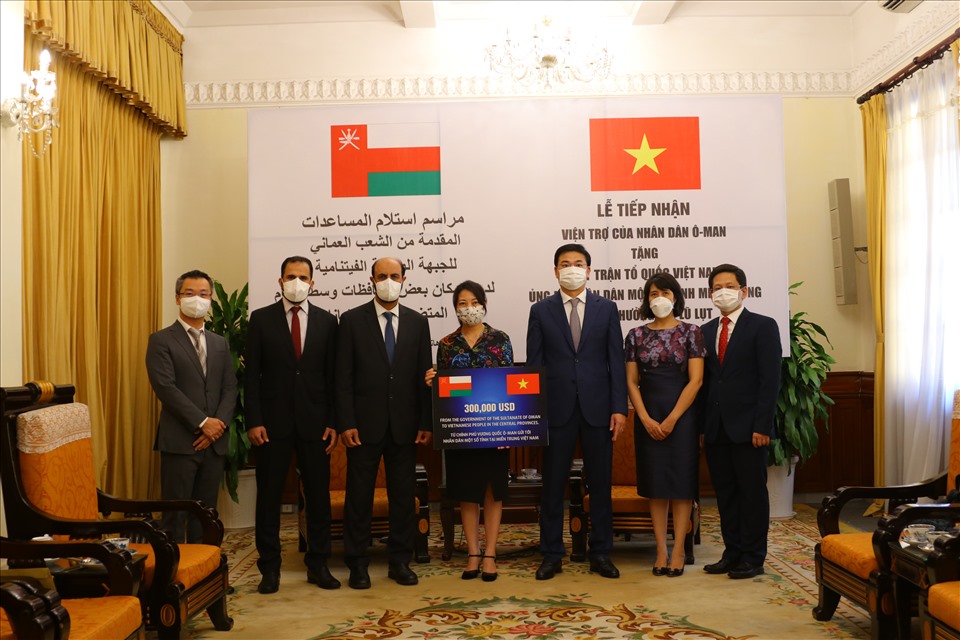 Ngài Đại sứ Oman trao hỗ trợ tượng trưng 300 nghìn USD cho Đại diện Ủy ban Trung ương Mặt trận Tổ quốc Việt Nam. Ảnh: BTC