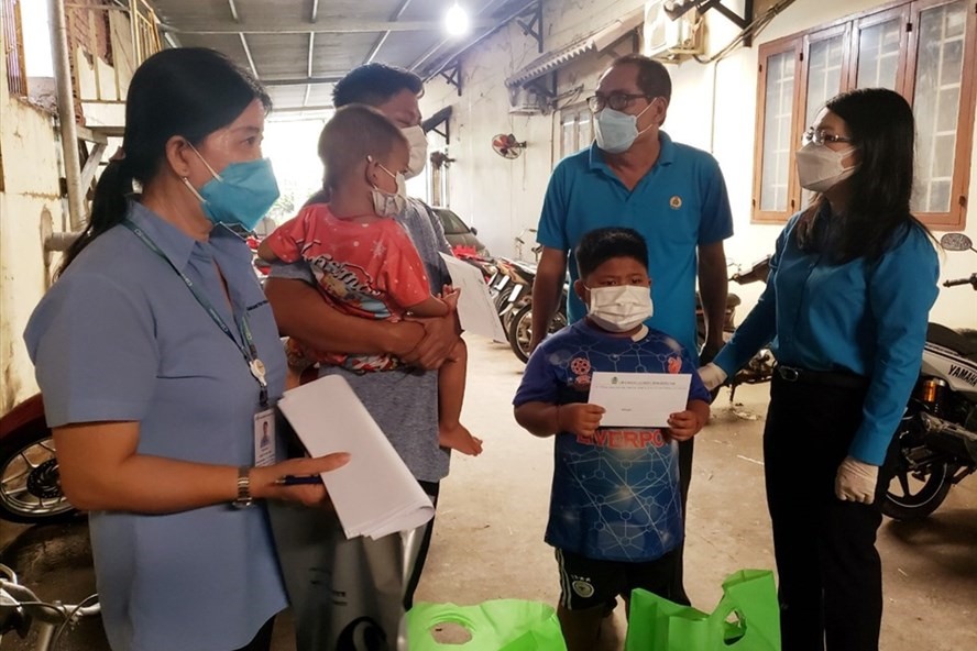 Công đoàn Đồng Nai hỗ trợ gia đình công nhân tại khu nhà trọ thuộc xã Thạnh Phú, huyện Vĩnh Cửu, tỉnh Đồng Nai. Ảnh: Hà Anh Chiến