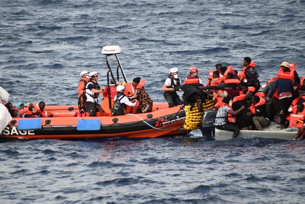 Sau khi những người sống sót được đưa lên tàu, đội cứu hộ phải mất hai giờ đồng hồ mới vớt được 10 thi thể từ boong dưới.