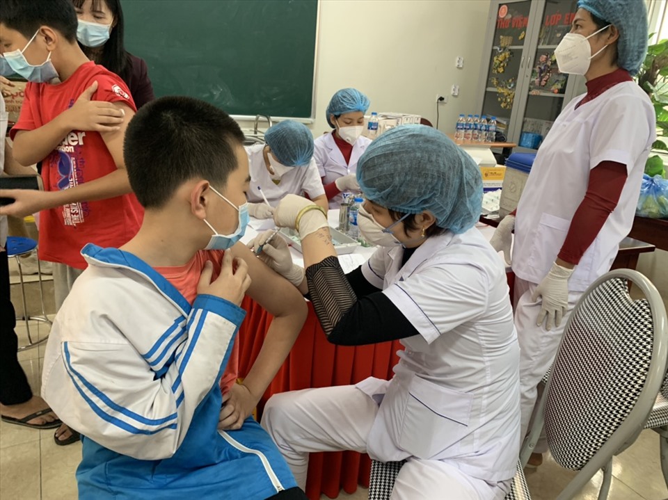 Tiêm vaccine phòng COVID-19 cho học sinh THCS trên địa bàn tỉnh Ninh Bình. Ảnh: NT