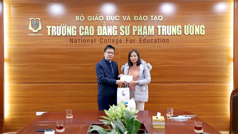 Chủ tịch Công đoàn Giáo dục Việt Nam Nguyễn Ngọc Ân tặng quà cho các thầy cô giáo.