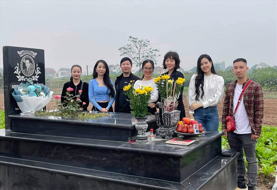 Nữ diễn viên Thanh Hương và đồng nghiệp đến thăm mộ NSND Hoàng Dũng. Ảnh: NVCC