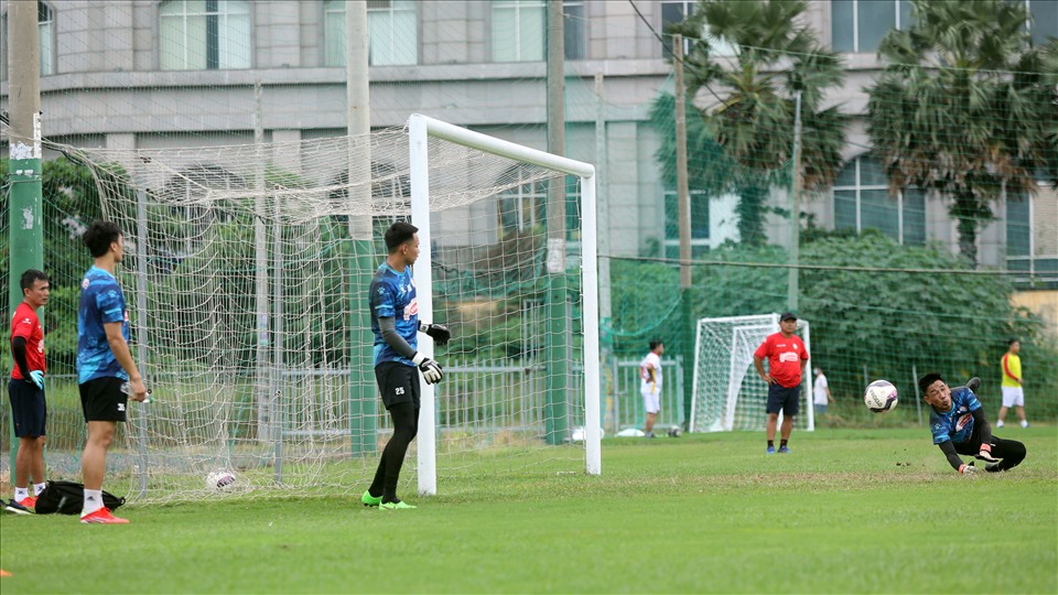 Trong khi đó, các thủ môn còn lại của TPHCM gồm Thanh Thắng, Văn Cường,... vẫn có màn trình diễn ổn định trong buổi tập ngày 18.11.