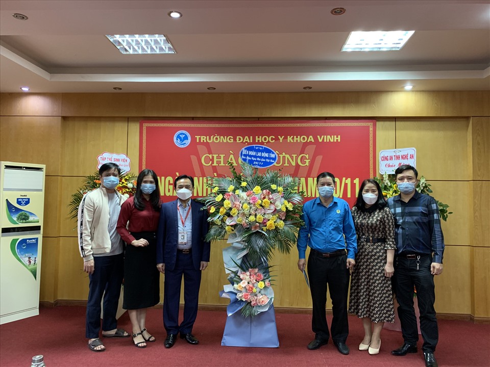 Lãnh đạo LĐLĐ tỉnh Nghệ An chúc mừng Trường ĐH Y khoa Vinh nhân ngày 20.11. Ảnh: TT