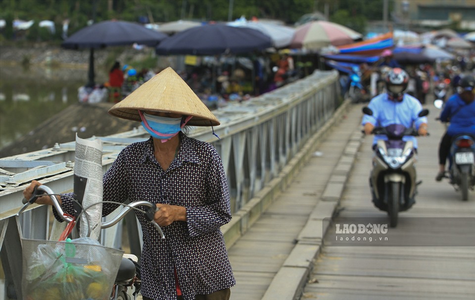 Một người dân đi qua cây cầu Mường Thanh lịch sử.