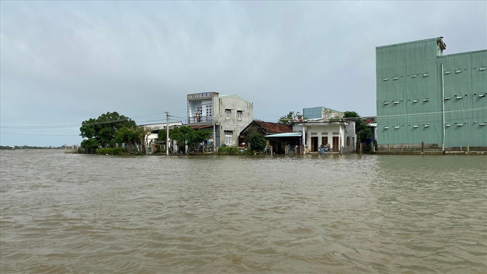 Mưa lớn nhiều ngày, nước trên các sông vẫn còn dâng cao. (Ảnh minh họa)