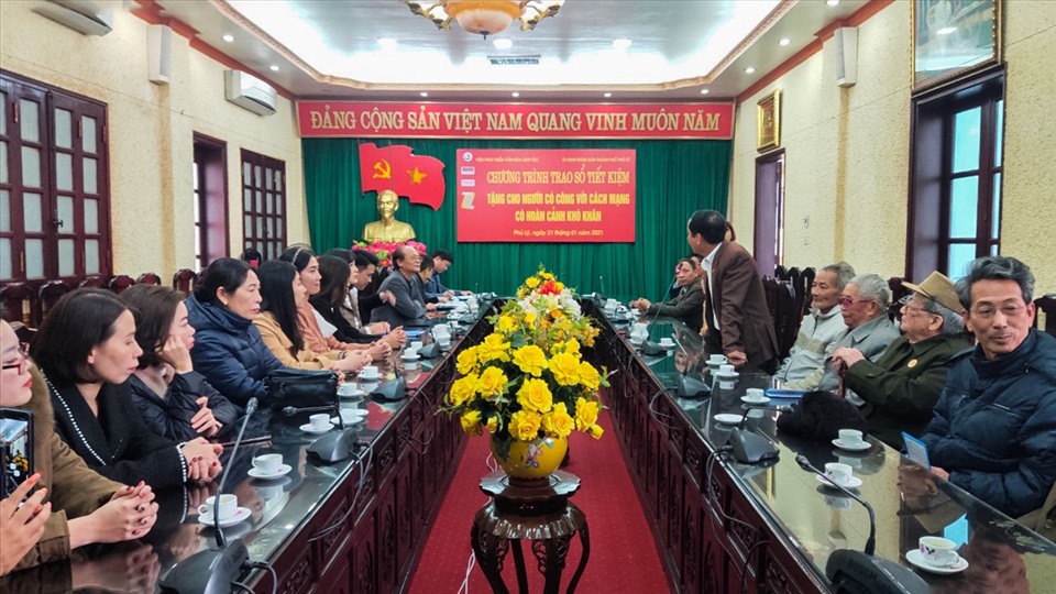 Bà Nguyễn Thị Hoan cùng lãnh đạo Viện, lãnh đạo địa phương trong buổi lễ trao sổ tiết kiệm.
