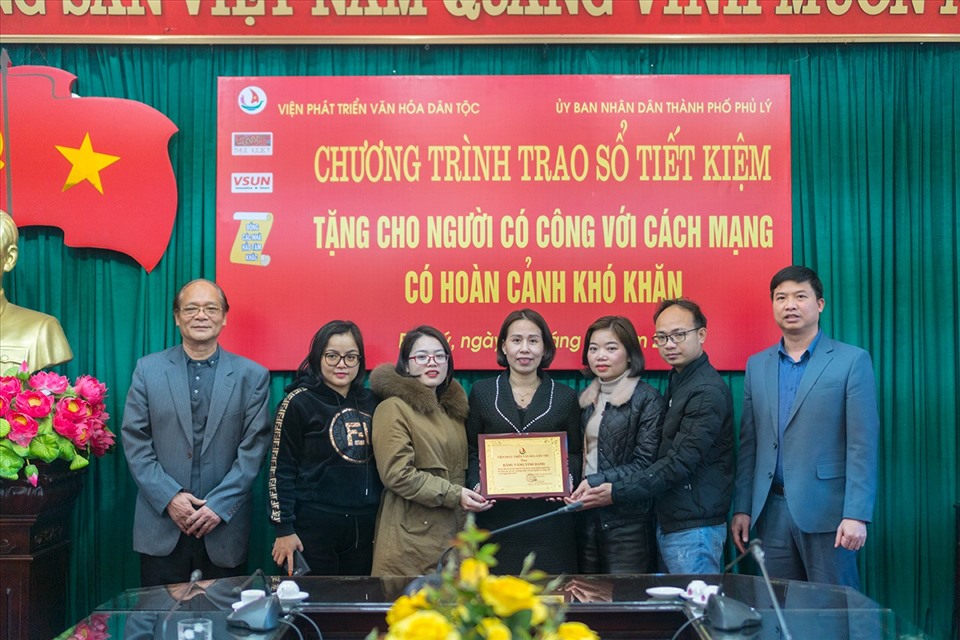 Bà Nguyễn Thị Hoan cùng những người bạn và ông Trần Văn Nam- Phó Viện trưởng, ông Phạm Văn Quân- Phó Chủ tịch UBND TP Phủ Lý trong buổi lễ trao sổ tiết kiệm.