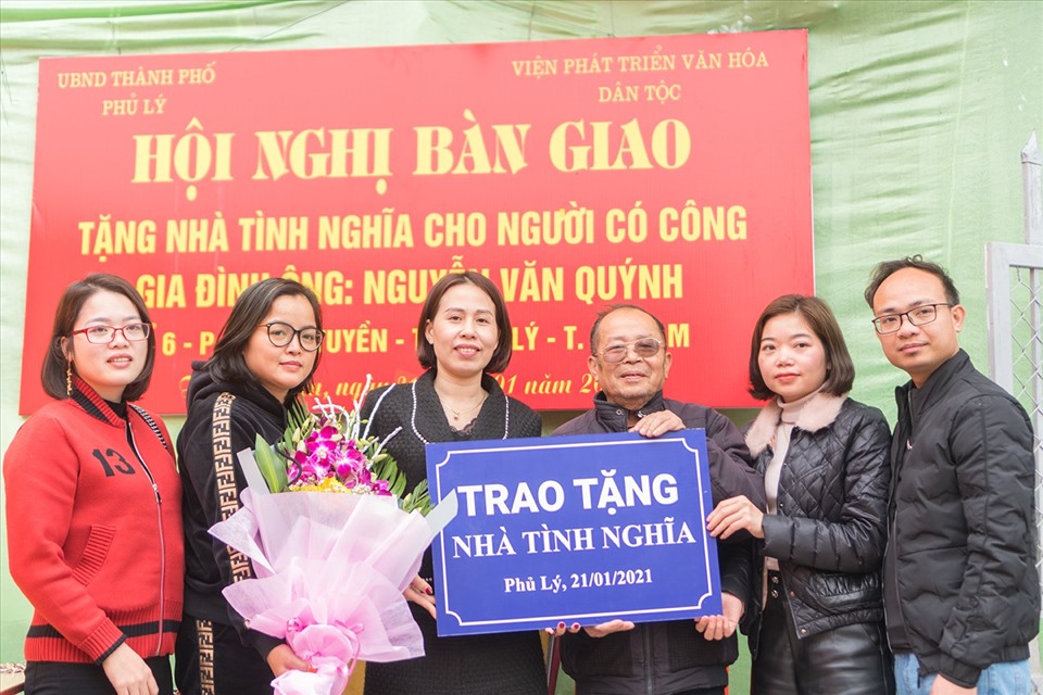 Bà Nguyễn Thị Hoan cùng những người bạn trong buổi lễ trao nhà tình nghĩa cho gia đình thương binh Nguyễn Văn Quýnh.