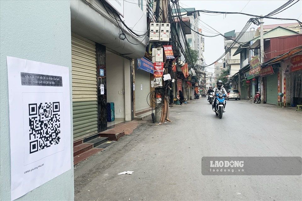 Tại cổng làng Phú Đô người dân địa phường đã thuận tiện lưu thông, đã không còn tình trạng ùn tắc người dân đứng xếp hàng chờ quét mã QR.