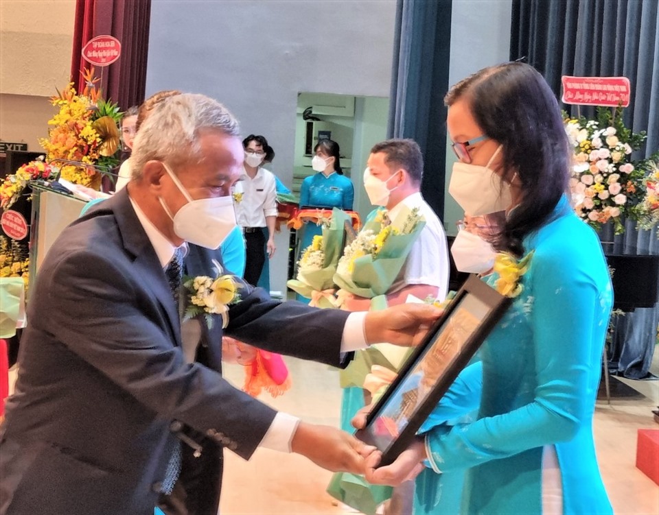 Nguyên Chủ tịch Tổng LĐLĐ Việt Nam Đặng Ngọc Tùng tặng khánh vàng cho các giáo viên đã gắn bó với TDTU nhiều năm qua. Ảnh: Nam Dương