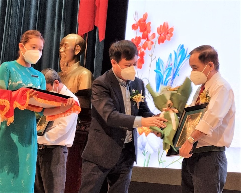 Ủy viên Đoàn Chủ tịch, Trưởng Ban Tổ chức Tổng LĐLĐ Việt Nam Vũ Anh Đức tặng khánh vàng cho các giáo viên đã gắn bó với TDTU nhiều năm qua. Ảnh: Nam Dương