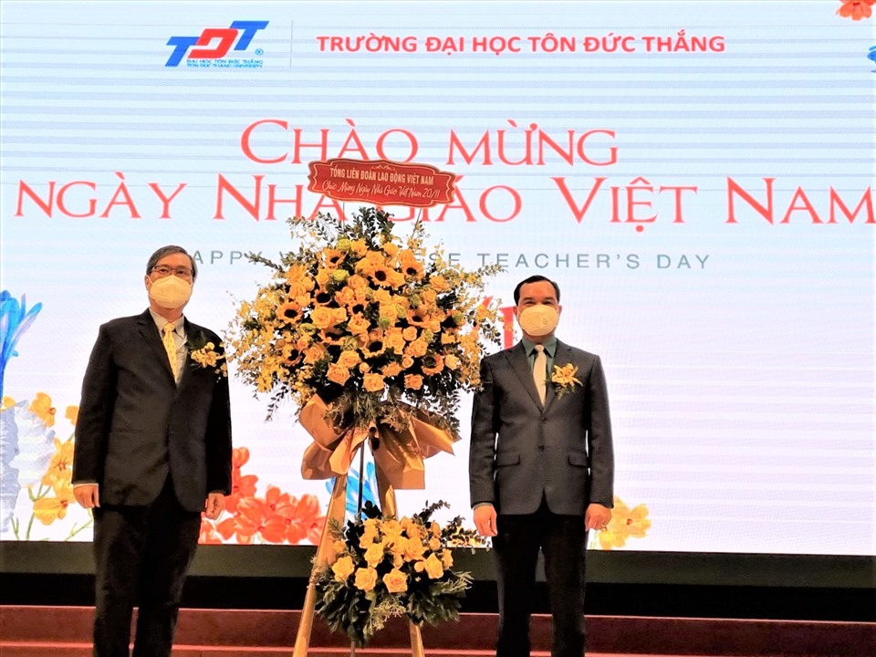 Chủ tịch Tổng LĐLĐ Việt Nam Nguyễn Đình Khang (bên phải) tặng hoa chúc mừng tập thể giảng viên TDTU nhân Ngày Nhà giáo Việt Nam. Ảnh: Nam Dương