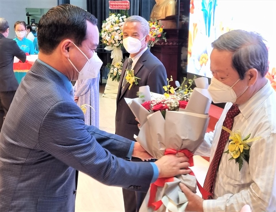 Chủ tịch Tổng LĐLĐ Việt Nam Nguyễn Đình Khang tặng hoa chúc mừng các thành viên Hội đồng sáng lập TDTU. Ảnh: Nam Dương