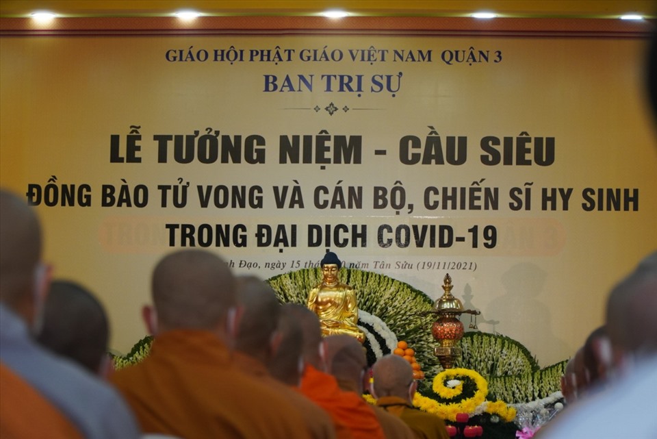 Tiếng chuông chùa vang lên, cũng là lúc chùa Minh Đạo quận 3, TPHCM bắt đầu đại lễ tưởng niệm đồng bào tử vong và cán bộ, chiến sĩ hy sinh vì đại dịch COVID-19.