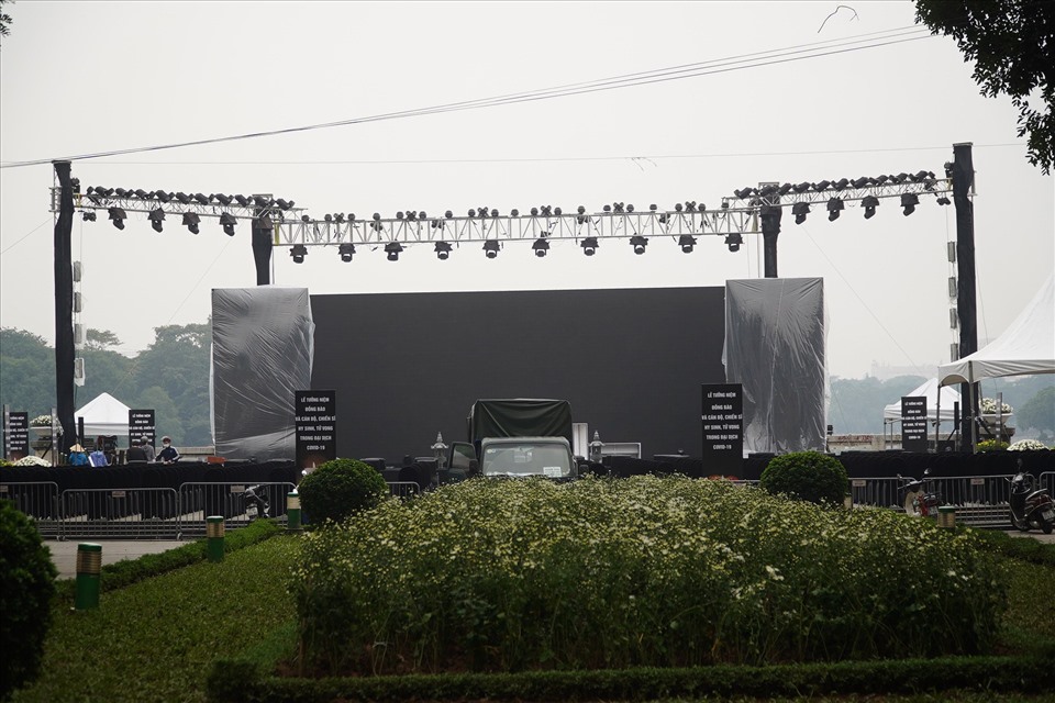 Sân khấu chính của buổi lễ tưởng niệm tại điểm cầu Hà Nội.